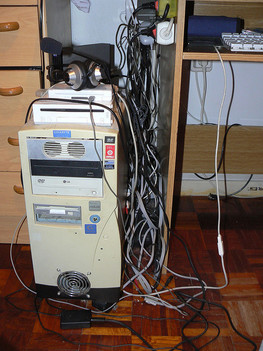 Oude computer met kabels